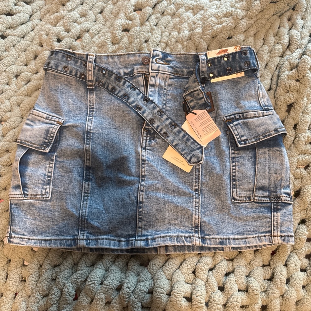 brand new sincerely jules skirt perfect for going out / game days!! size 3/25